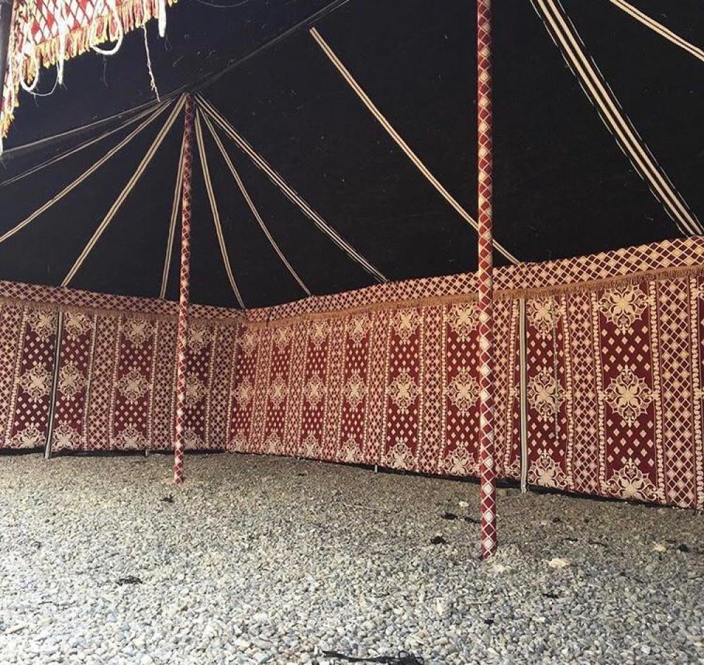 بيت شعر اسود مخطط