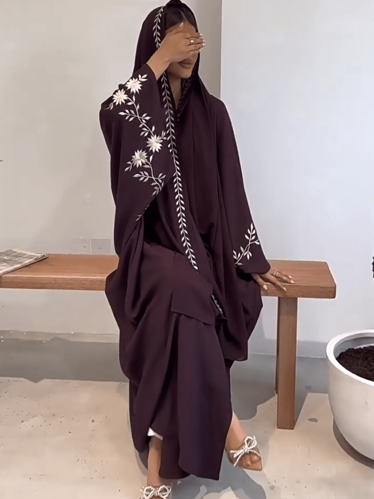 عباية بنفسجية غامقة مع وشاح رأس