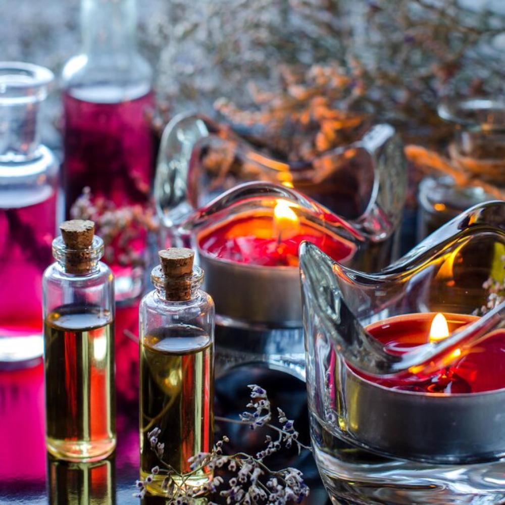 أفضل 10 زيوت أساسية مفيدة للعمل من المنزل