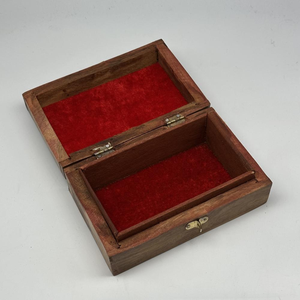 صندوق خشبي يدوي مطعّم نحاس