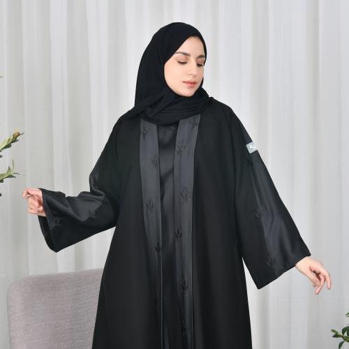 عباية لف سوداء بقماش الكريب مع تداخل قماش الساتان...