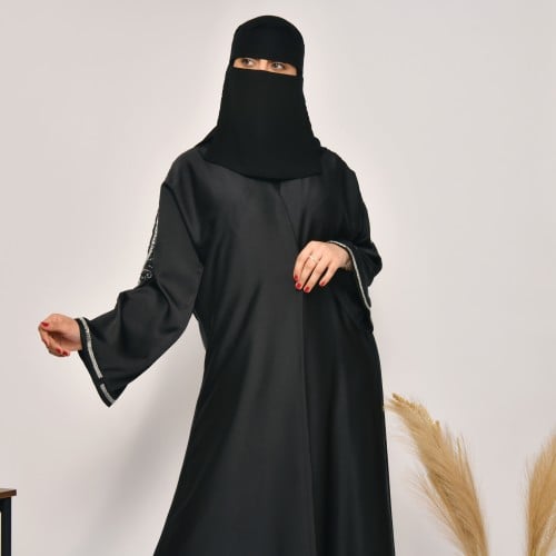 عباية باء حاء - أناقة لامعة بتفاصيل شك بالأبيض وال...