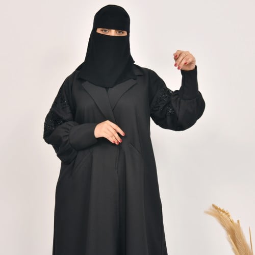 عباية شين جيم - سوداء بأكمام مطرزة باللون الأسود