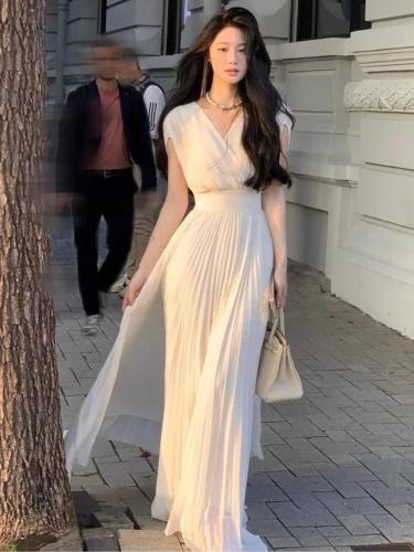 فساتين نسائيه طويله برقبه على شكل حرف V