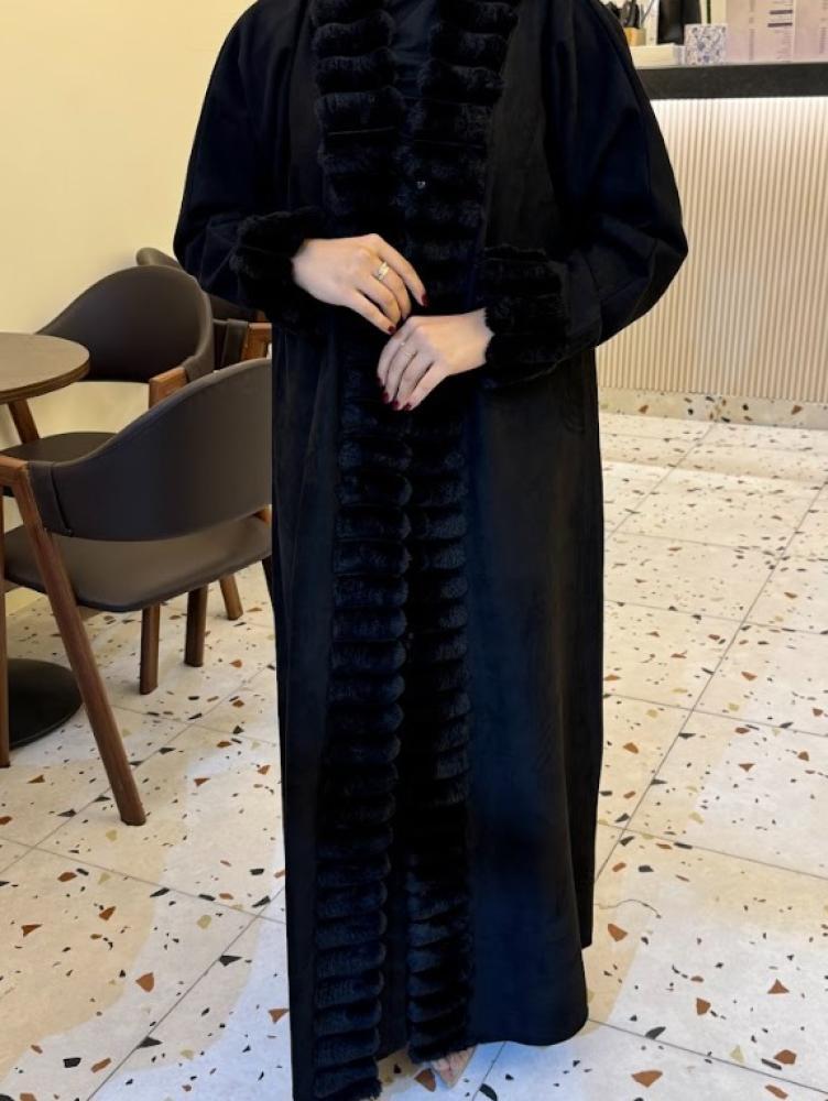 عباية شتوية بتفاصيل من الفرو الناعم