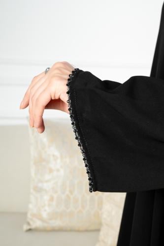 عبايه كلوش راقيه بتدخيله قيطان ابيض على الكم