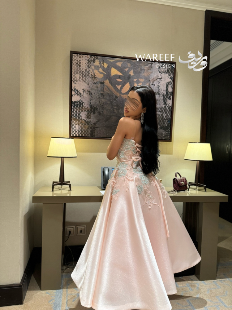 فستان سهرة ميدي بتطريز زهري ناعم وتصميم ساتان فاخر