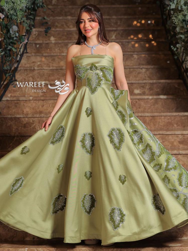 فستان سهرة باللون الاخضر الزيتوني مزين بتطريز جانبي