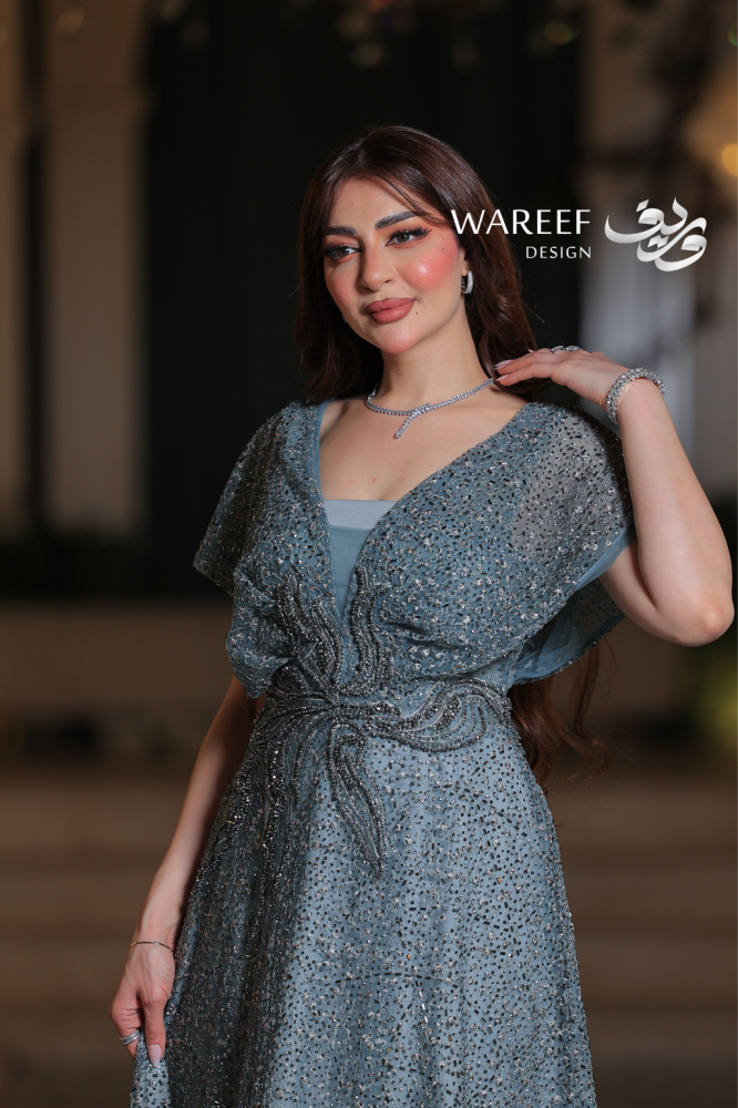 فستان سهرة ازرق طويل ون شولدر وقماش تول مطرز يدوي لامع وأكمام قصيرة ناعمة