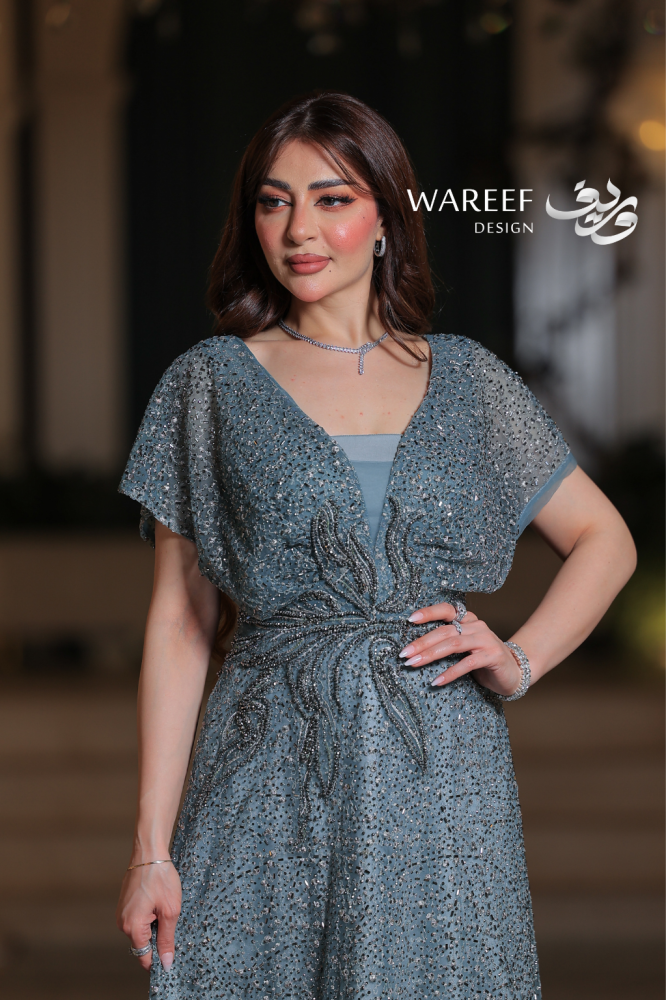 فستان سهرة ازرق طويل ون شولدر وقماش تول مطرز يدوي لامع وأكمام قصيرة ناعمة