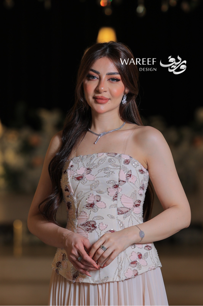 فستان سهرة بيج مطرز بالورود والخرز اللامع بتصميم كورسيه راقٍ وتنورة حريرية منسدلة