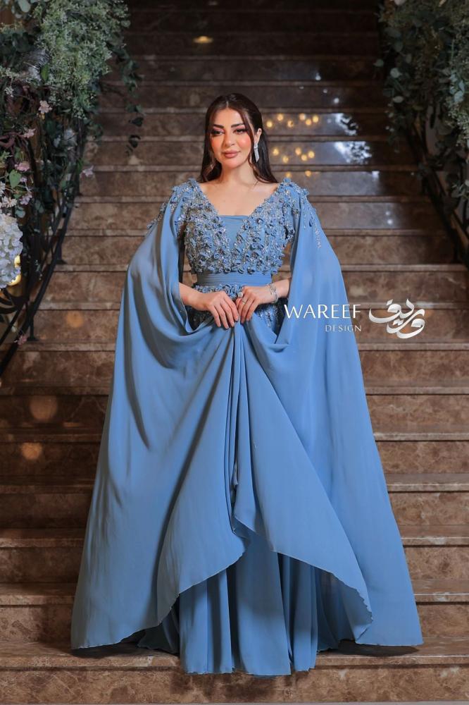فستان سهره باللون الازرق مزين بالشك ورود