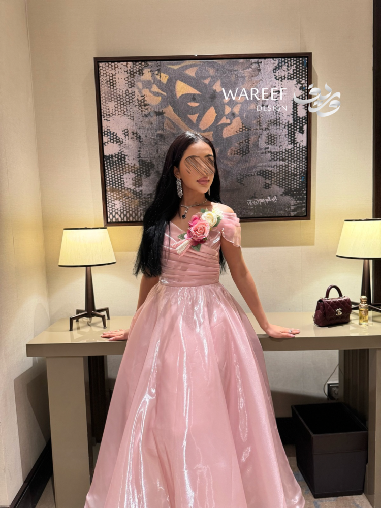 فستان سهرة وردي لامع بتصميم أوف شولدر وزهرة جانبية بارزة