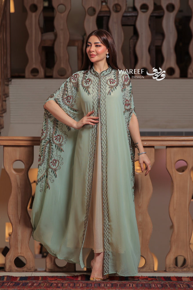 جلابية شيفون مطرزة بلون فستقي ناعم وقصة مستقيمة