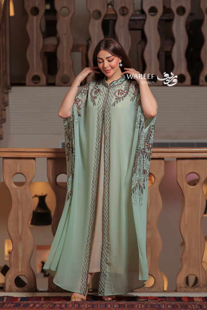 جلابية شيفون مطرزة بلون فستقي ناعم وقصة مستقيمة