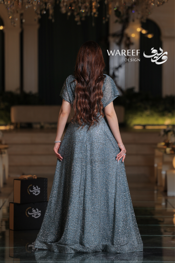 فستان سهرة ازرق طويل ون شولدر وقماش تول مطرز يدوي لامع وأكمام قصيرة ناعمة