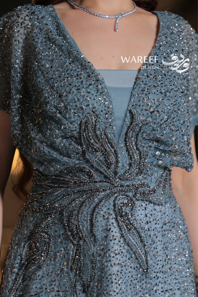 فستان سهرة ازرق طويل ون شولدر وقماش تول مطرز يدوي لامع وأكمام قصيرة ناعمة