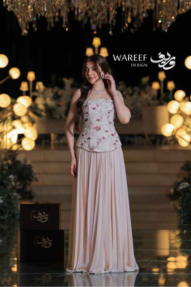 فستان سهرة بيج مطرز بالورود والخرز اللامع بتصميم كورسيه راقٍ وتنورة حريرية منسدلة