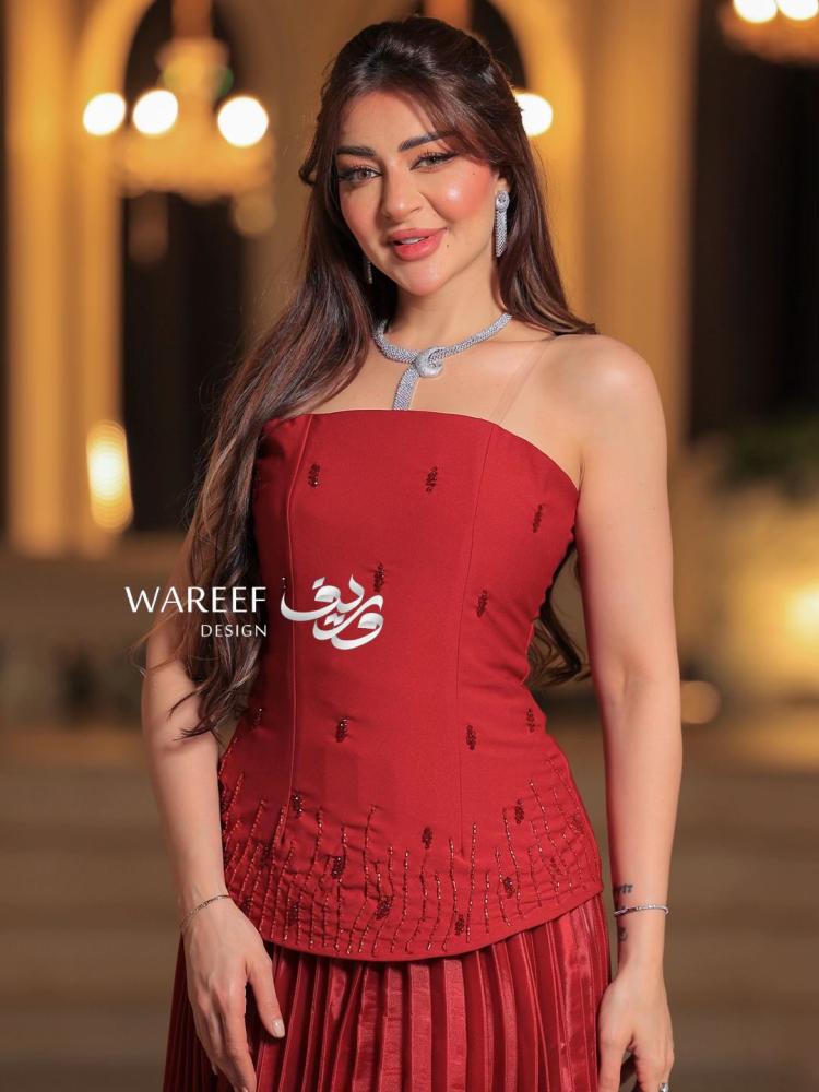 فستان سهرة باللون الاحمر مع ورود بالتنوره