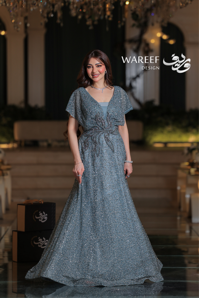 فستان سهرة ازرق طويل ون شولدر وقماش تول مطرز يدوي لامع وأكمام قصيرة ناعمة