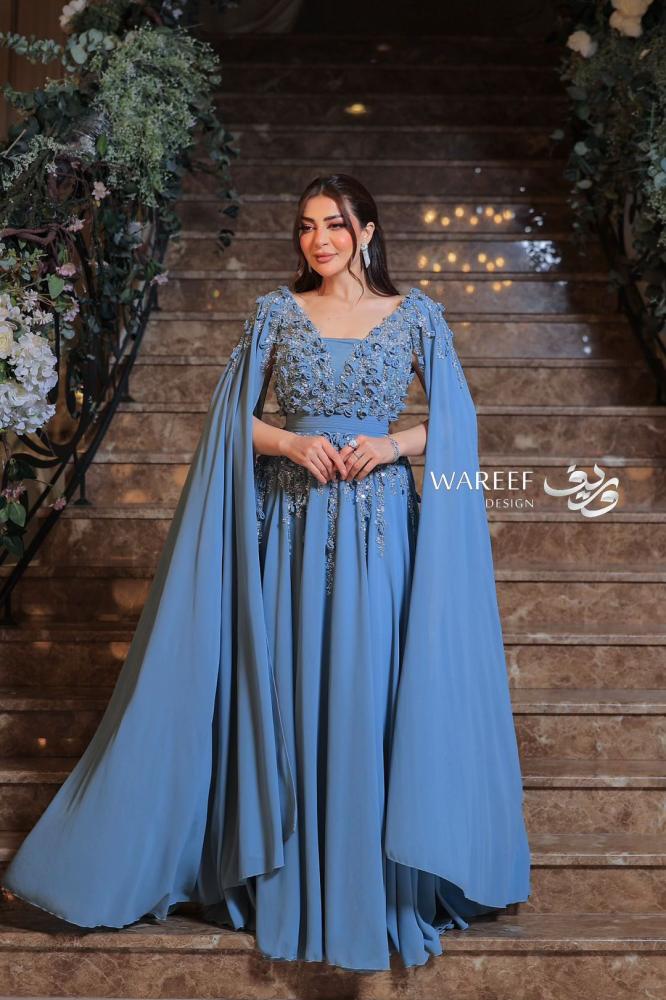 فستان سهره باللون الازرق مزين بالشك ورود
