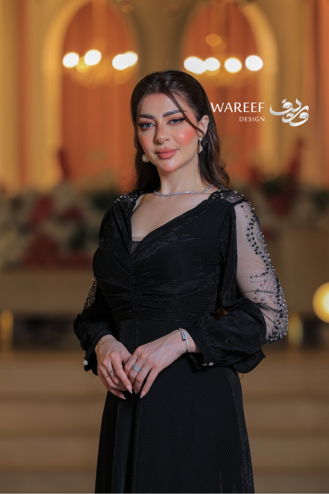 فستان سهرة أسود مزخرف بأكمام شفافة