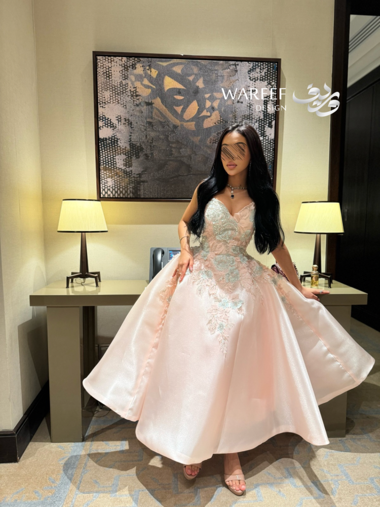 فستان سهرة ميدي بتطريز زهري ناعم