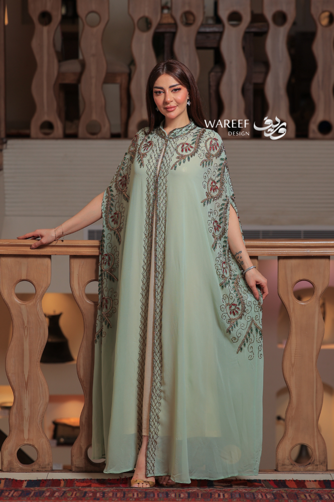 جلابية شيفون مطرزة بلون فستقي ناعم وقصة مستقيمة