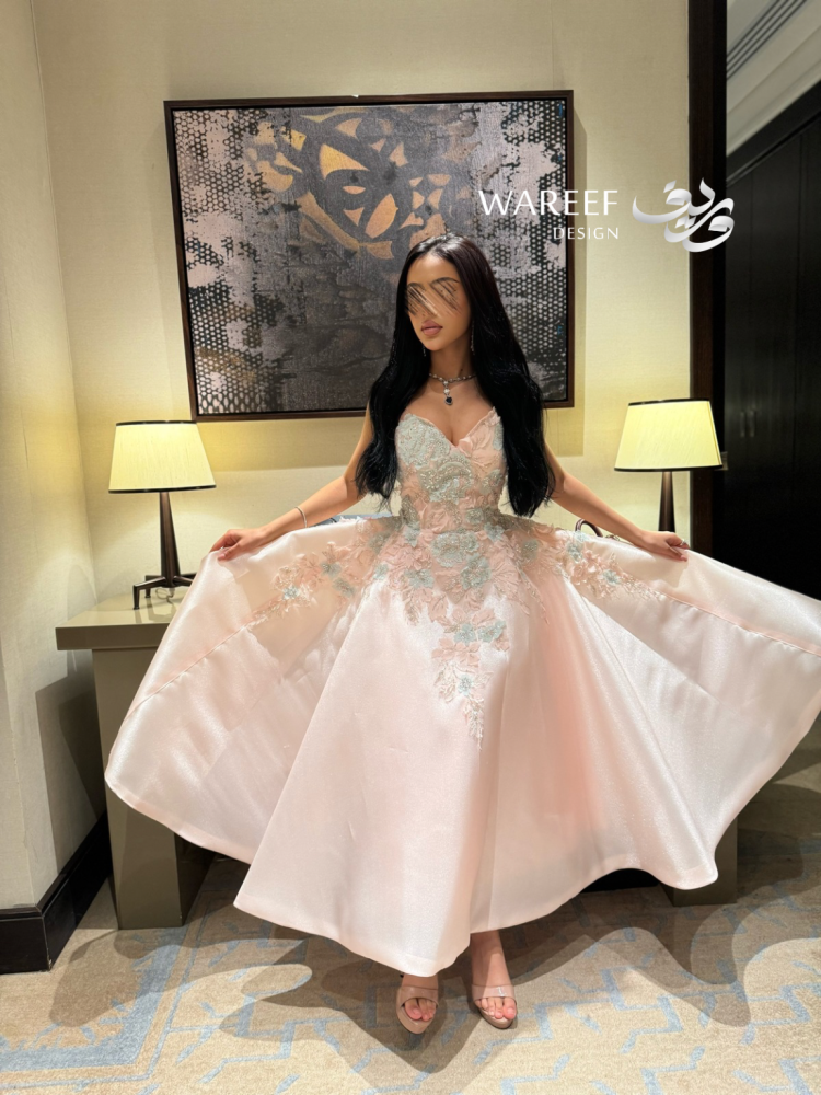 فستان سهرة ميدي بتطريز زهري ناعم وتصميم ساتان فاخر