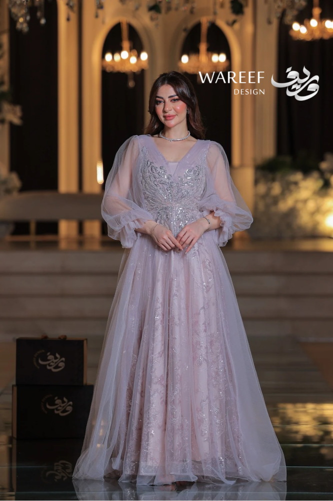 فستان سهرة لحمي طويل أوف شولدر أكمام شفافة مطرزة بالفضة