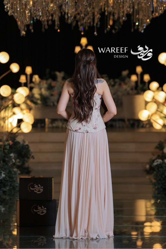 فستان سهرة بيج مطرز بالورود والخرز اللامع بتصميم كورسيه راقٍ وتنورة حريرية منسدلة