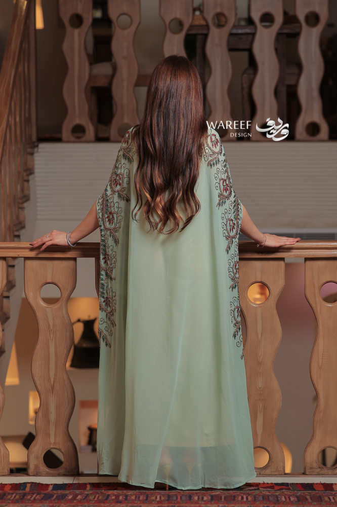 جلابية شيفون مطرزة بلون فستقي ناعم وقصة مستقيمة