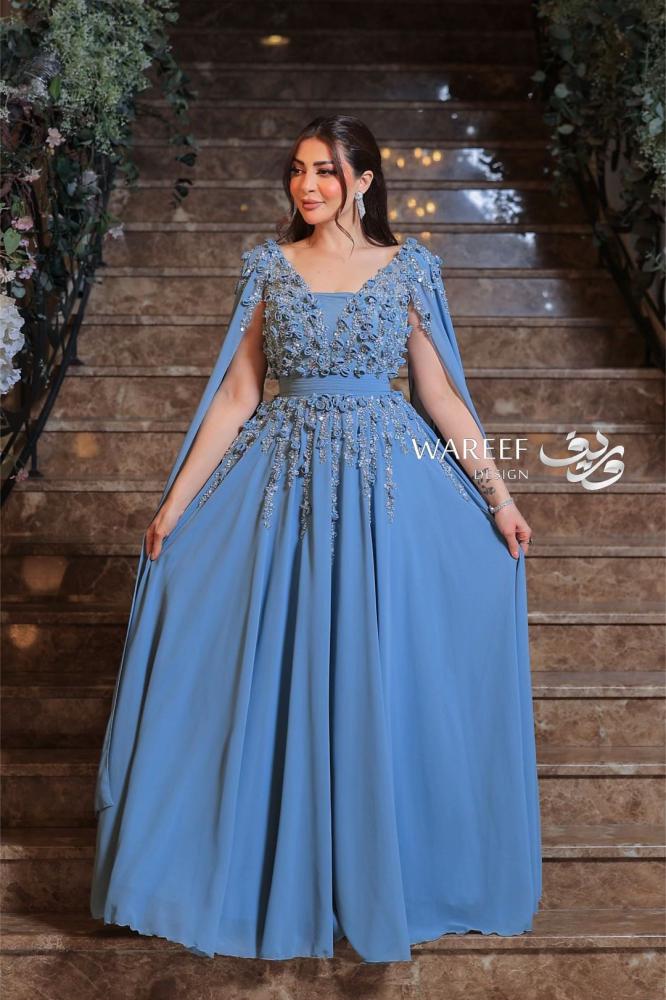 فستان سهره باللون الازرق مزين بالشك ورود