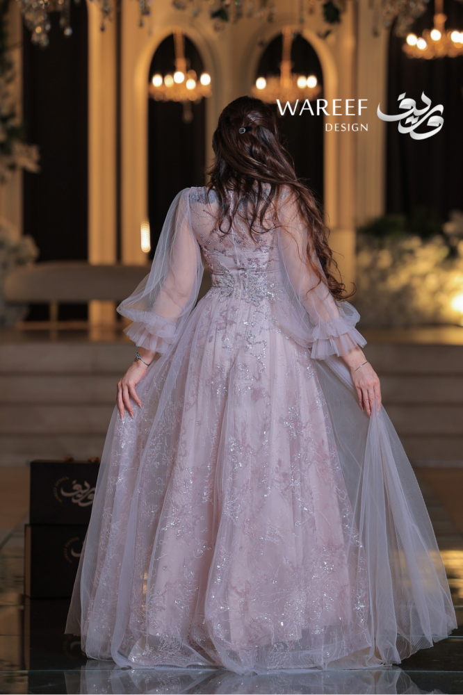 فستان سهرة لحمي طويل أوف شولدر أكمام شفافة مطرزة بالفضة