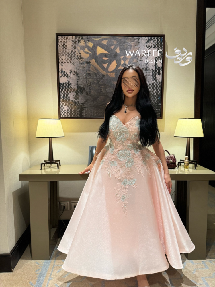 فستان سهرة ميدي بتطريز زهري ناعم