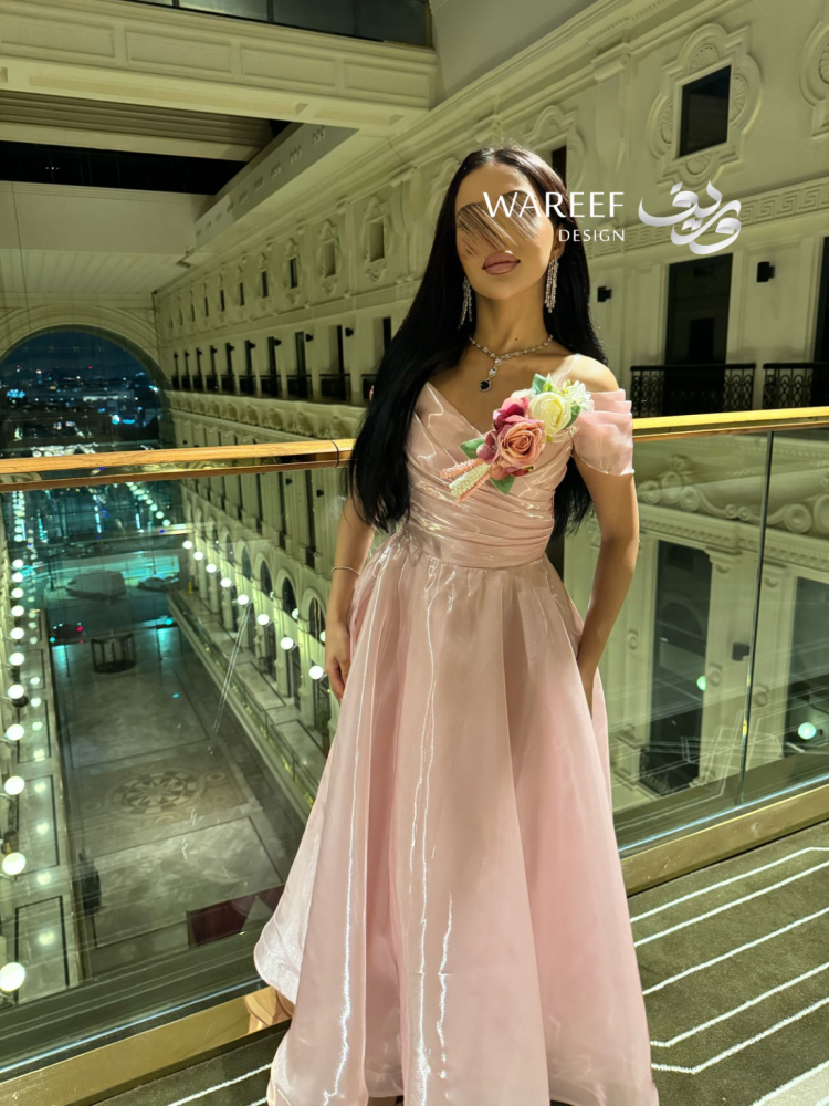 فستان سهرة وردي لامع بتصميم أوف شولدر وزهرة جانبية بارزة