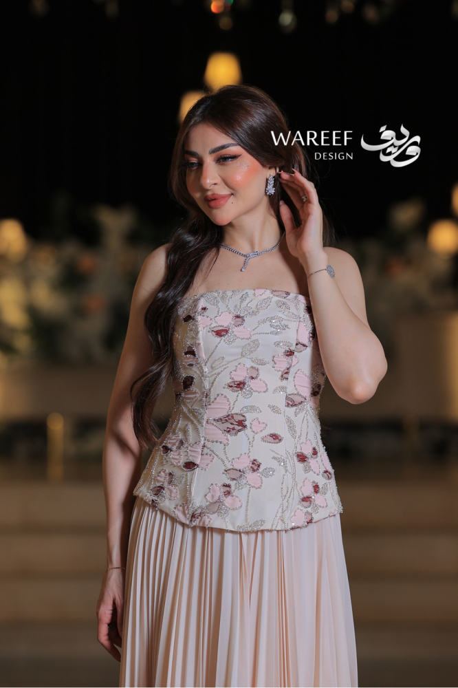 فستان سهرة بيج مطرز بالورود والخرز اللامع بتصميم كورسيه راقٍ وتنورة حريرية منسدلة
