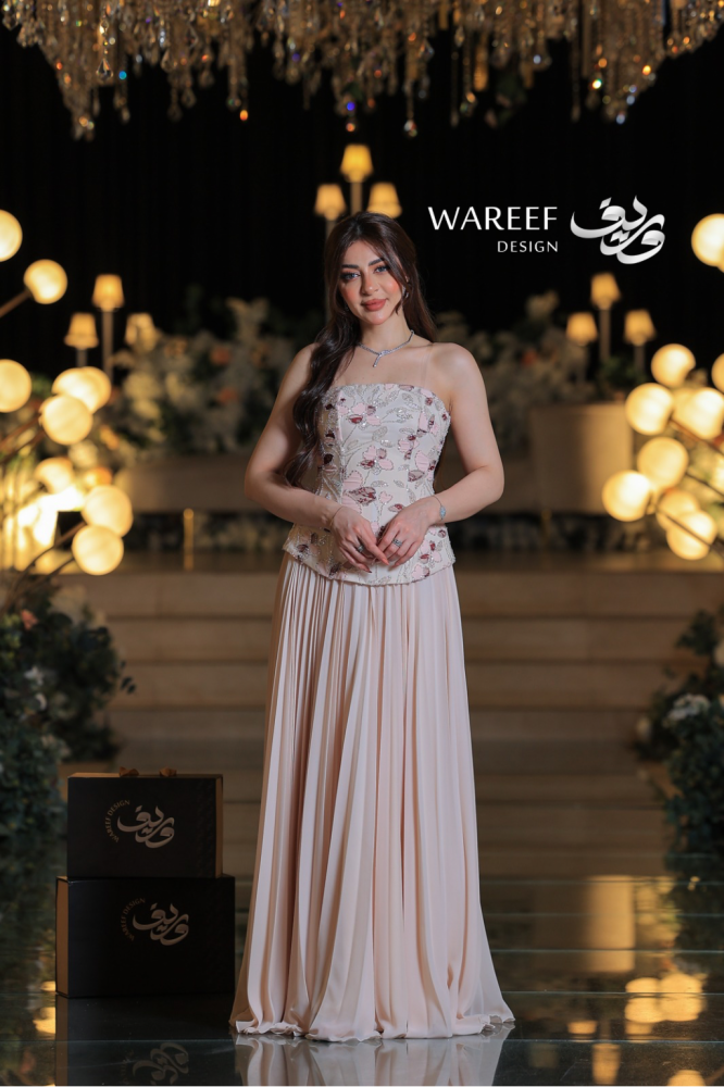 فستان سهرة بيج مطرز بالورود والخرز اللامع بتصميم كورسيه راقٍ وتنورة حريرية منسدلة