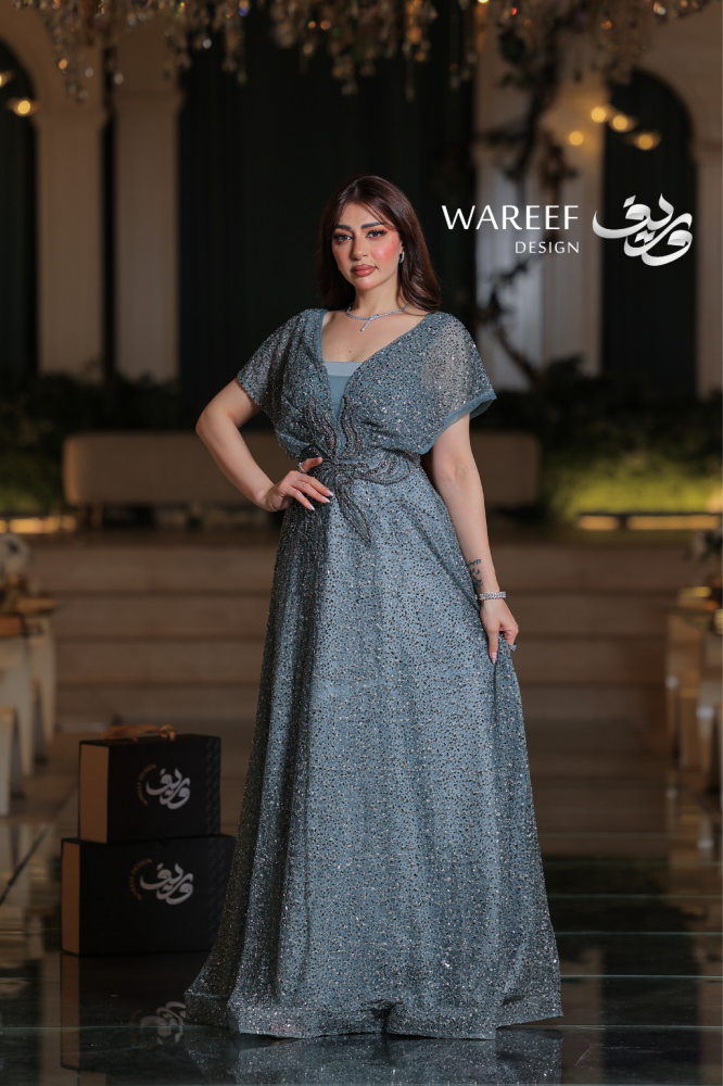 فستان سهرة ازرق طويل ون شولدر وقماش تول مطرز يدوي لامع وأكمام قصيرة نا