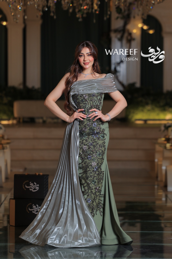 فستان سهرة زيتي طويل من التفتة والتول بتصميم وان شولدر مع ذيل مطرز وزهور يدوية