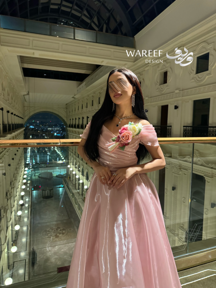 فستان سهرة وردي لامع بتصميم أوف شولدر وزهرة جانبية بارزة