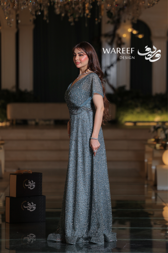 فستان سهرة ازرق طويل ون شولدر وقماش تول مطرز يدوي لامع وأكمام قصيرة ناعمة