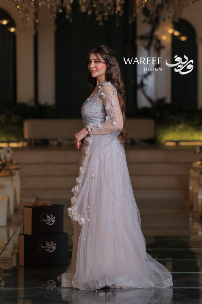 فستان سهرة لحمي فاتح