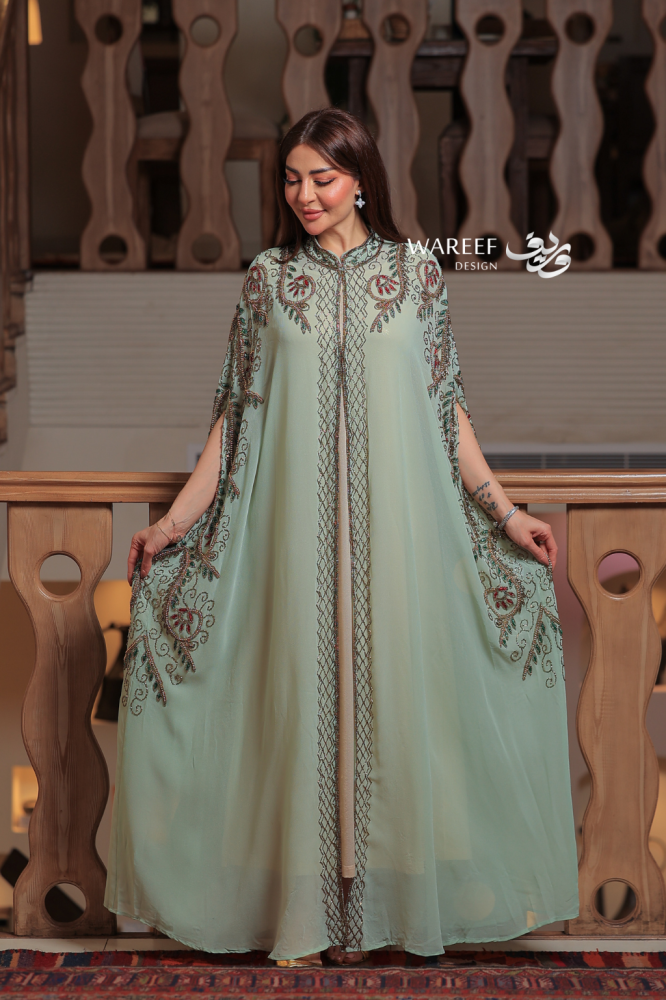 جلابية شيفون مطرزة بلون فستقي ناعم وقصة مستقيمة