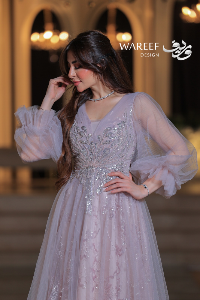 فستان سهرة لحمي طويل أوف شولدر أكمام شفافة مطرزة بالفضة