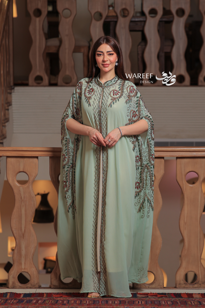 جلابية شيفون مطرزة بلون فستقي ناعم وقصة مستقيمة