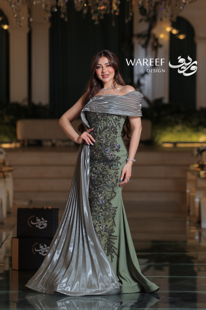 فستان سهرة زيتي طويل من التفتة والتول بتصميم وان شولدر مع ذيل مطرز وزهور يدوية