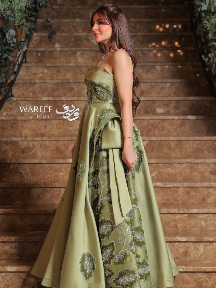 فستان سهرة باللون الاخضر الزيتوني مزين بتطريز جانبي