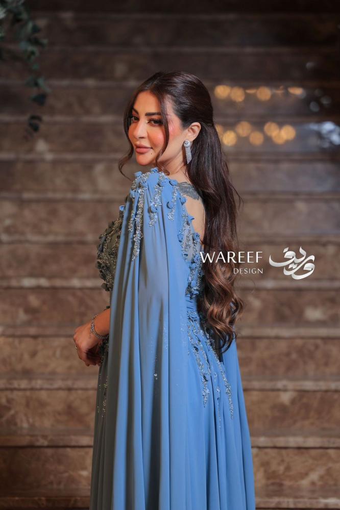 فستان سهره باللون الازرق مزين بالشك ورود