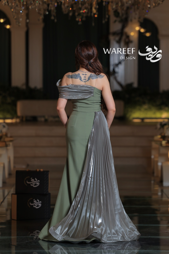 فستان سهرة زيتي طويل من التفتة والتول بتصميم وان شولدر مع ذيل مطرز وزهور يدوية